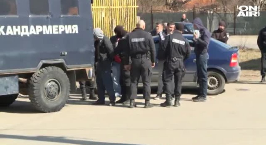 Прокуратурата и ГДБОП разбиха група лихвари. Иззети са два килограма злато и луксозен автомобил