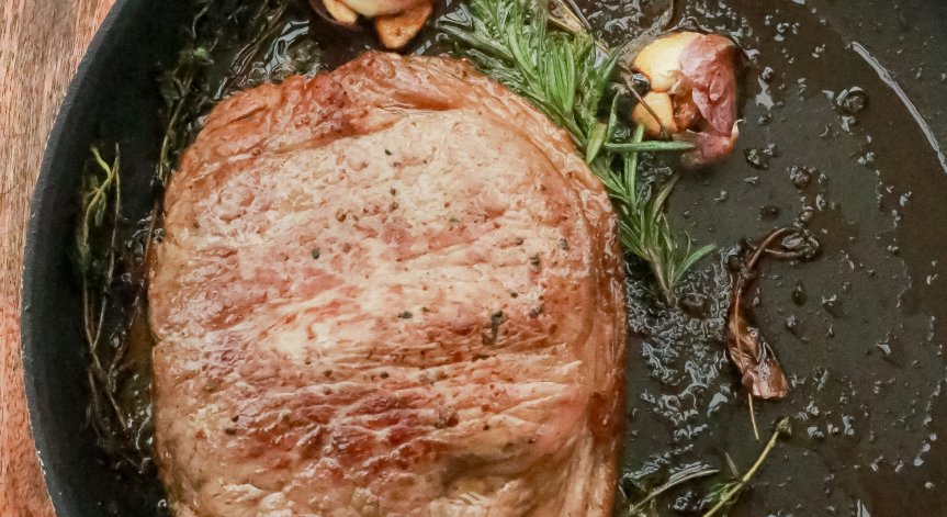 На прага на Димитровден: Вкусна рецепта за бързи свински пържоли с гъби и лук