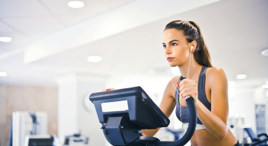 При здрави жени повишаването на кръвната захар след хранене е по-ниско, ако изчакат с упражненията след закуска.