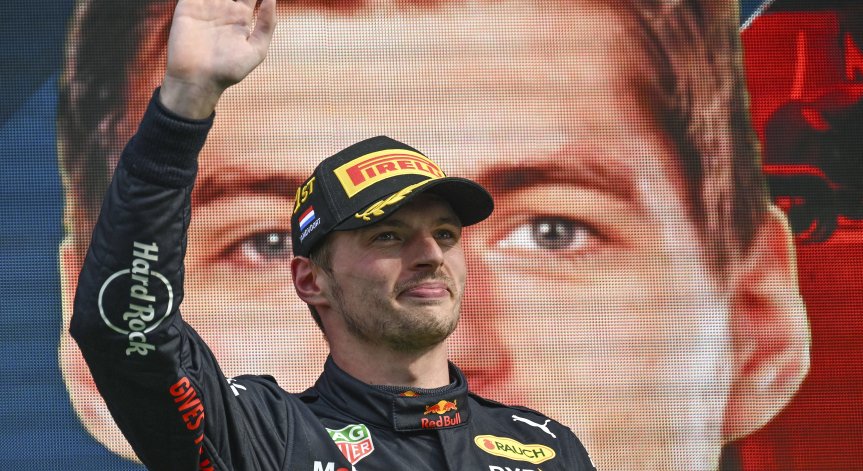 Верстапен завоюва своята десета победа от началото на сезон 2022 във 