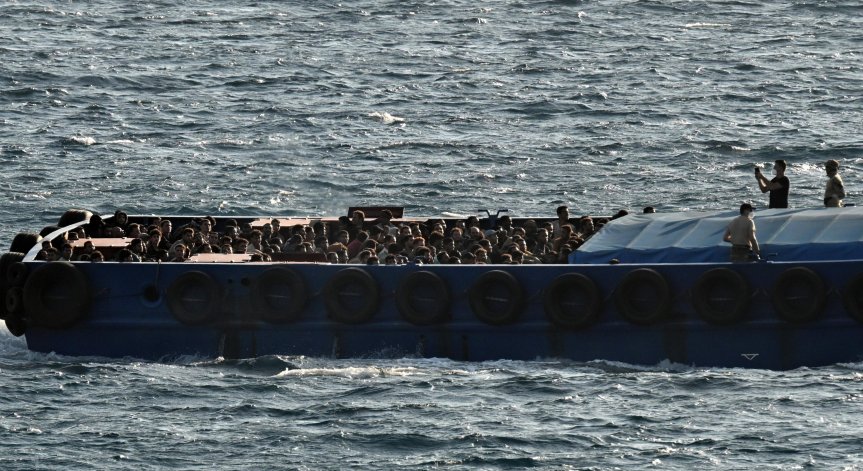 Шестимата души на борда са били взети в добро здравословно състояние от кораба=