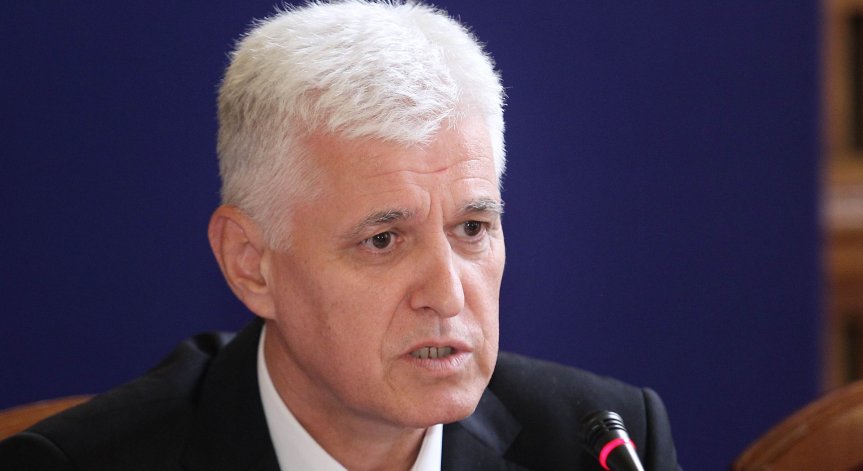 МО: Служебното правителство няма да купува самолети, а само събира оферти