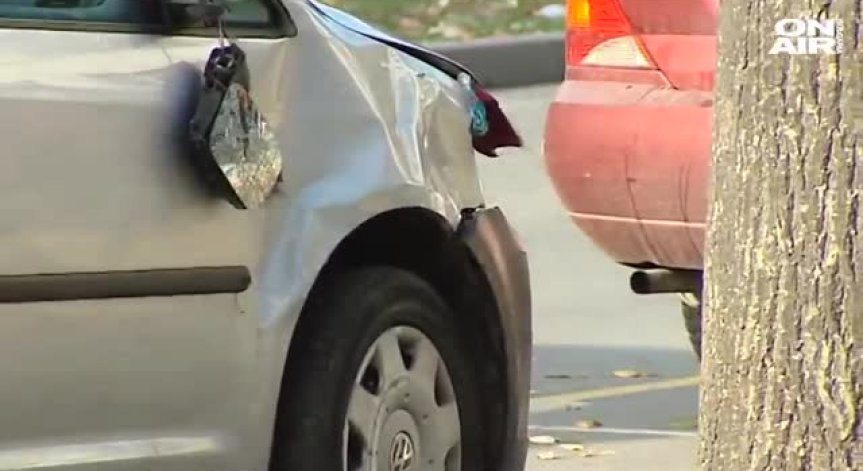 Кола се заби в електрически стълб до автобусна спирка във Варна