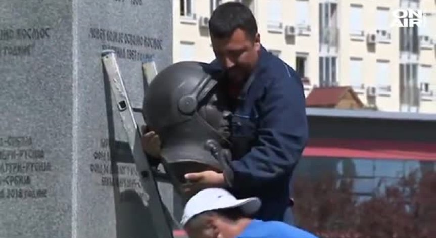 Премахнаха бюст-паметника на Гагарин, предизвикал подигравки в Сърбия