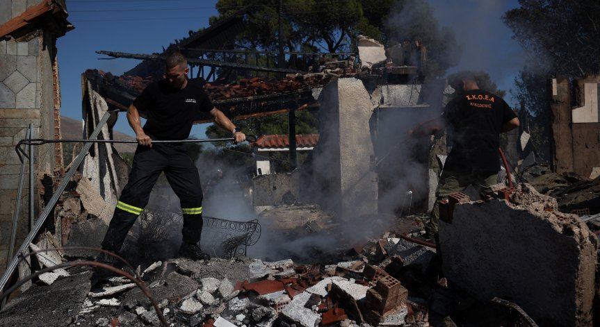 Пламъците подпалиха къщи в южна Евия.