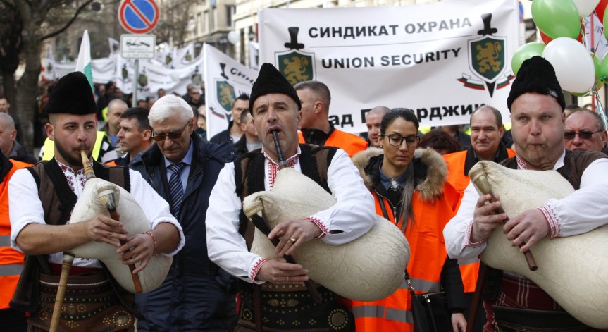 Надзиратели от цялата страна на протест, искат с 20% по-високи заплати