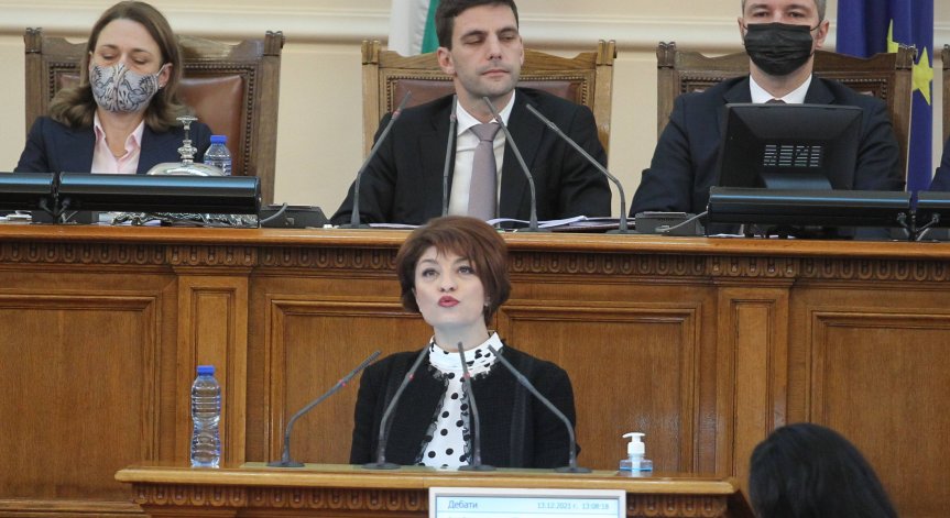Десислава Атанасова: Правителството да подаде оставка възможно най-скоро