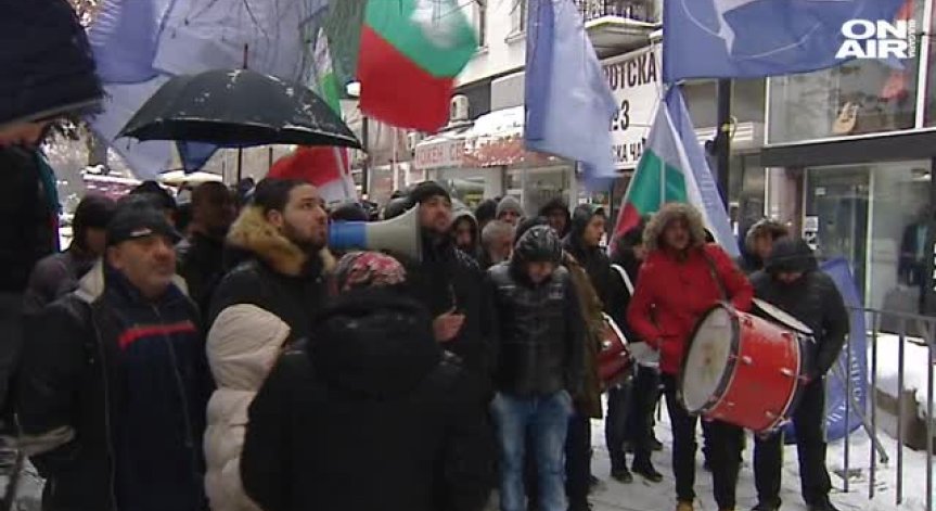 Партия ДРОМ блокира централата на ВМРО