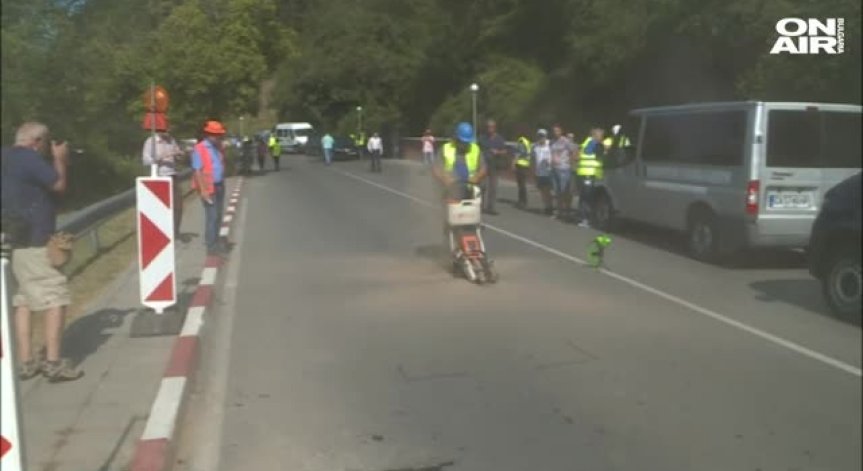 Служители на НСлС и АПИ вземат проби от асфалта на пътя София-Своге
