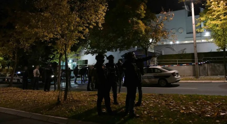 Терористично нападение пред израелското посолство в Белград, нападателят е убит