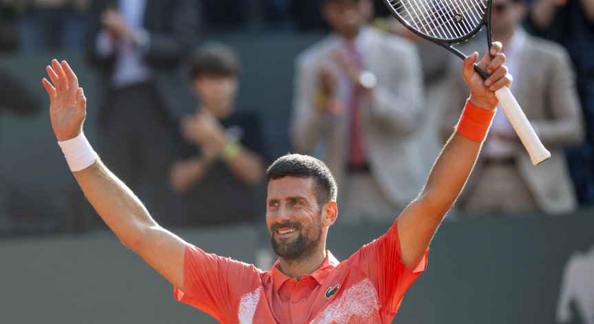 Мачът продължи 2 часа и 16 минути.