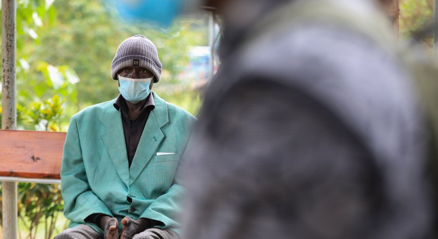 Водещи вирусолози: Изчезването на коронавирус е малко вероятно