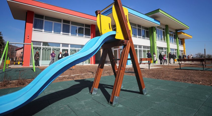 Потова време многородители взимат децата си от градина.