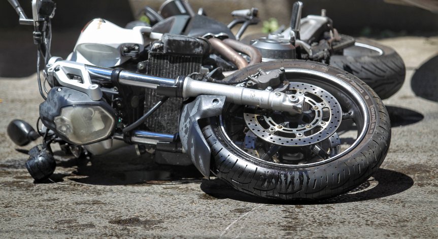 Две момчета загинаха край Варна след удар на мотор в лек автомобил