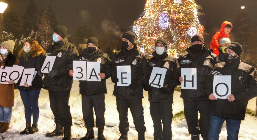 Коледната елха в София грейна без тържество. Фандъкова: Нека спазваме мерките