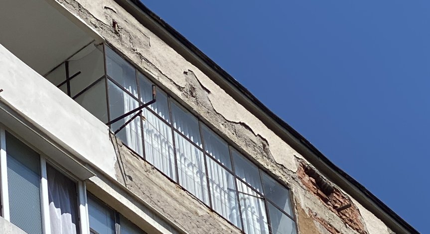 Сигнал от Helpbook: Падащи части от мазилка от блок в Кюстендил