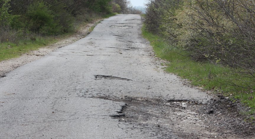 Част от пътя до село Плана: Дупки, кратери, ями