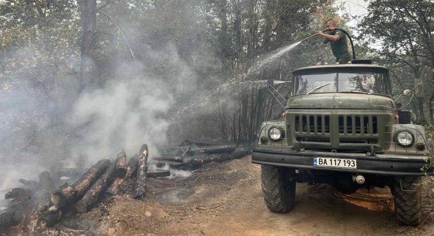 Военнослужещи помагат в борбата с огнената стихия у нас