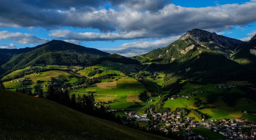 Времето в неделя ще е с облаци и дъжд, но пък се затопля