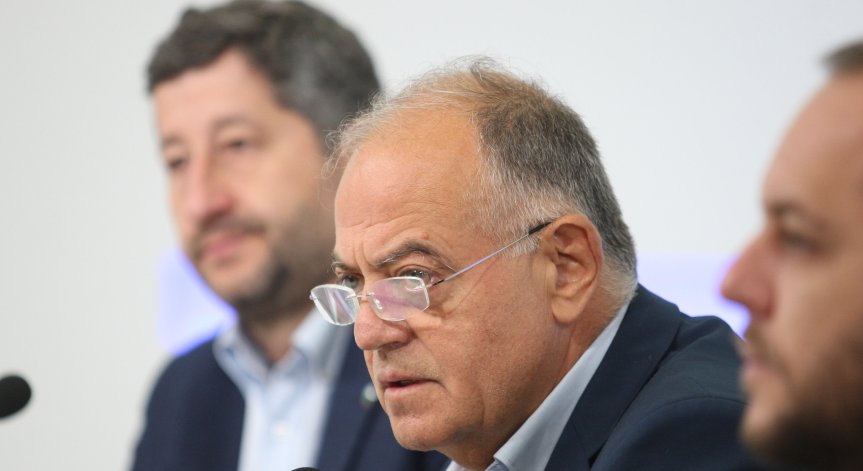 Ген. Атанасов: Паднаха някои маски, Радев се позиционира на страната на Русия