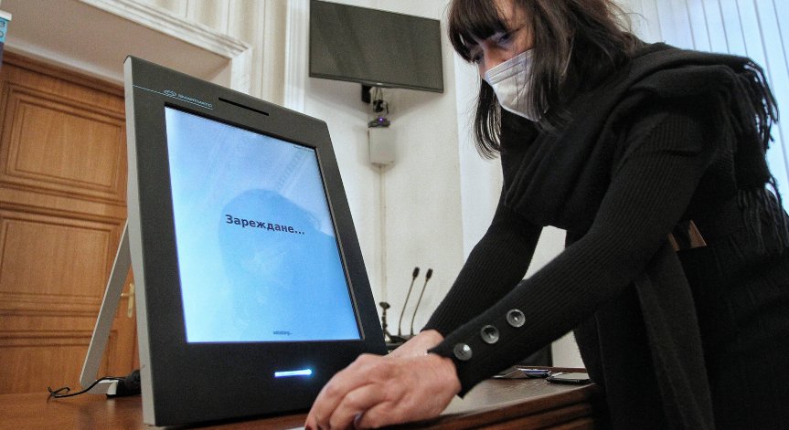 Машина не стартира в Благоевградско, минаха на бюлетини