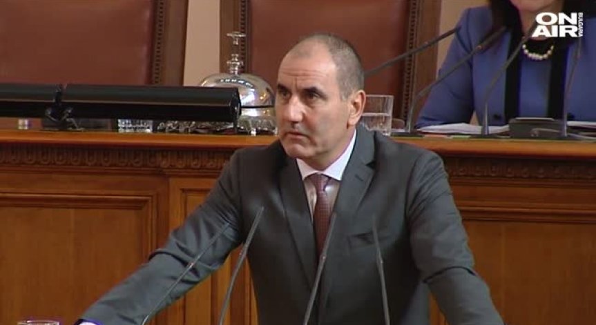 Нинова и Цветанов нажежиха страстите в НС заради случая 