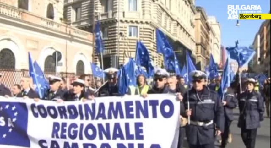 Полицаите в Италия стачкуват 