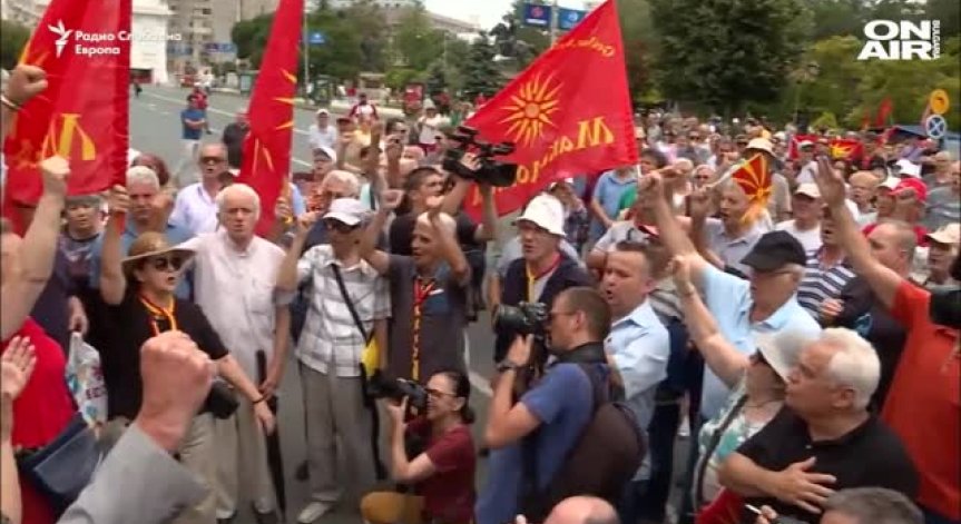 Стотици македонци поискаха оставката на правителството с нов протест