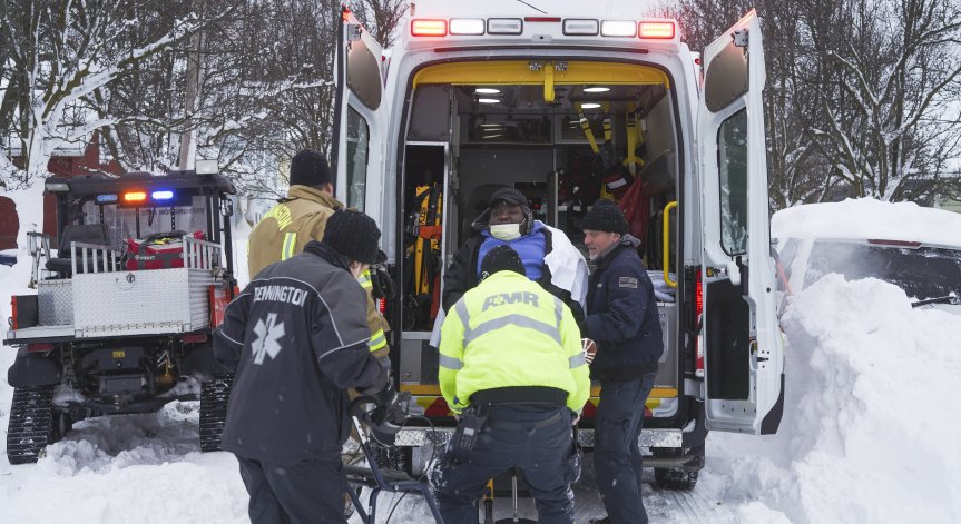 Жертвите на коварното време в САЩ растат, линейки са блокирани, -53° в Канада