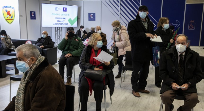 100 евро глоба за пенсионери без ваксина, мярката влиза в сила от понеделник в Гърция