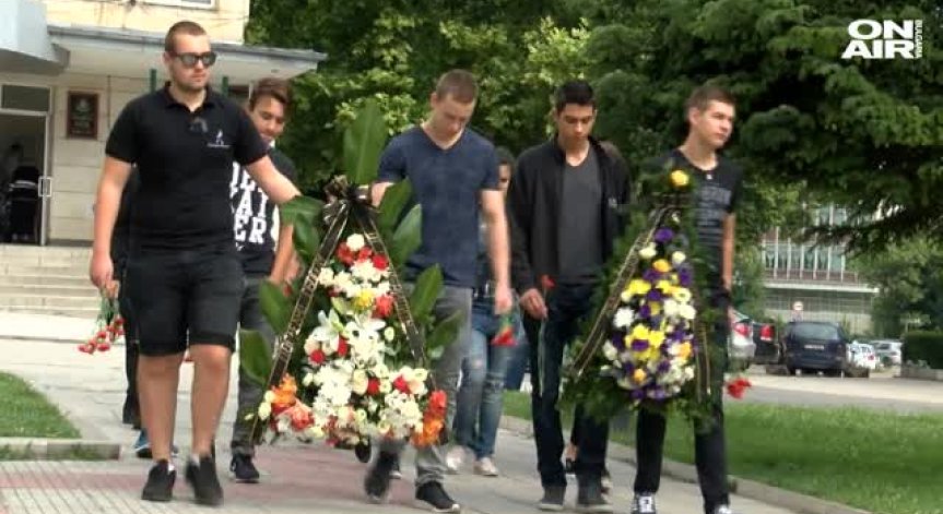 Близки и приятели изпратиха Алекс в последния му земен път