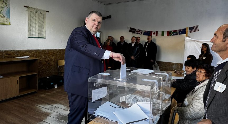 Пеевски пусна гласа си в село Бабяк.