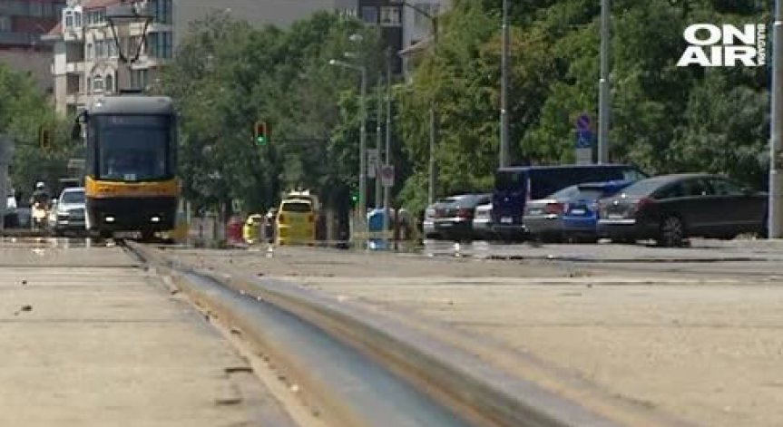 На косъм от трагедия и 20-годишен герой: Ватман заряза трамвай заради храна