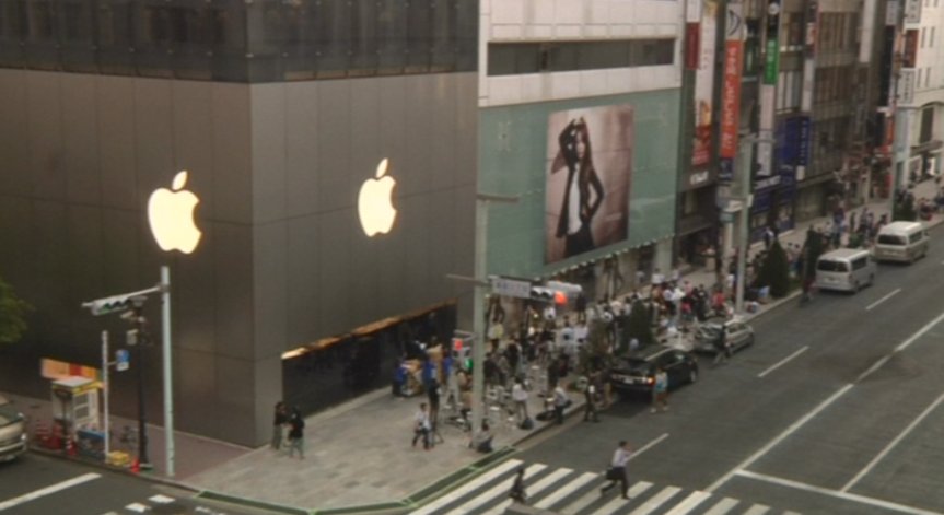 1000 фена на Apple приветстваха пускането на новите модели iPhone в Токио