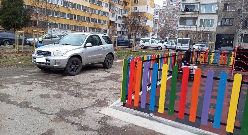 Наглост: Джип паркира редовно на детска площадка в кв. 
