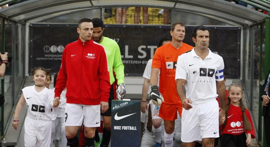 Отборите на Бербатов и Фиго спретнаха изумително шоу пред 40 хил. души на 