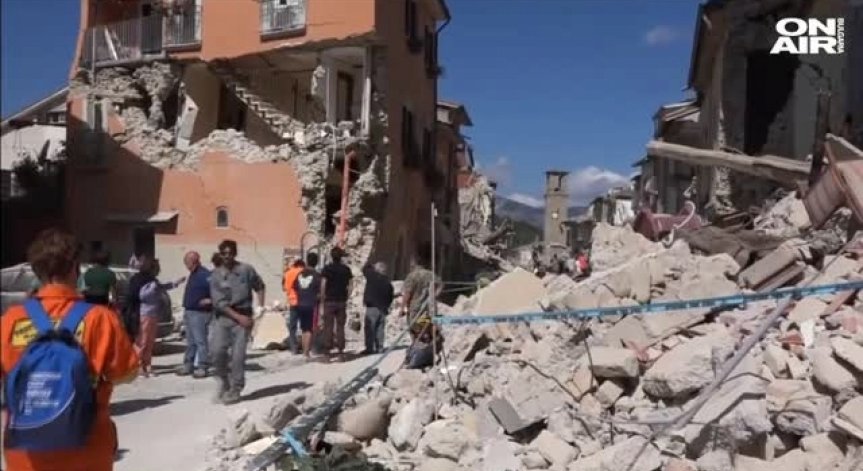 Изграждат дървени къщи за пострадалите от земетресението в Италия