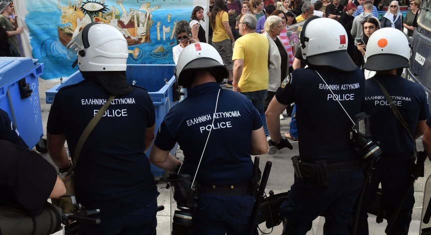 Служителите са заподозрени в изнудване.