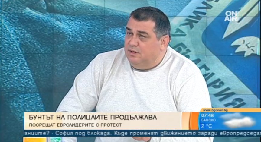 Свалиха протестния билборд на полицаите