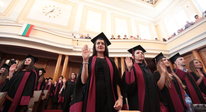 Част от дейностите ще бъдат и срещи с дипломирани възпитаници.