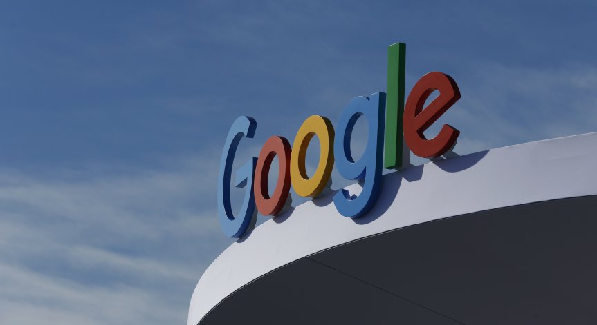 Какво става в Google? Съкращават стотици хора, съоснователите на Fitbit напускат