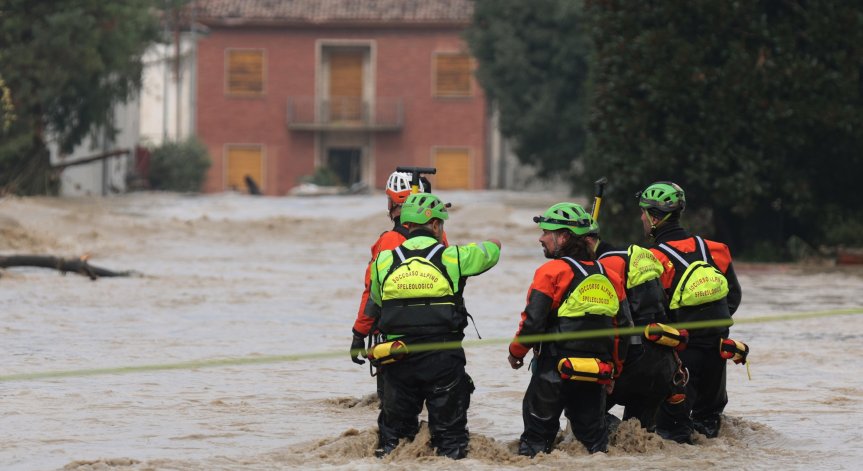 Забранен е достъпът до гробища, вили и градски паркове.