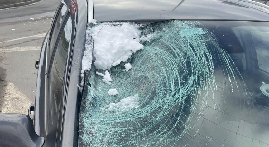 Деца мятаха снежни топки по коли в София, счупиха предно стъкло