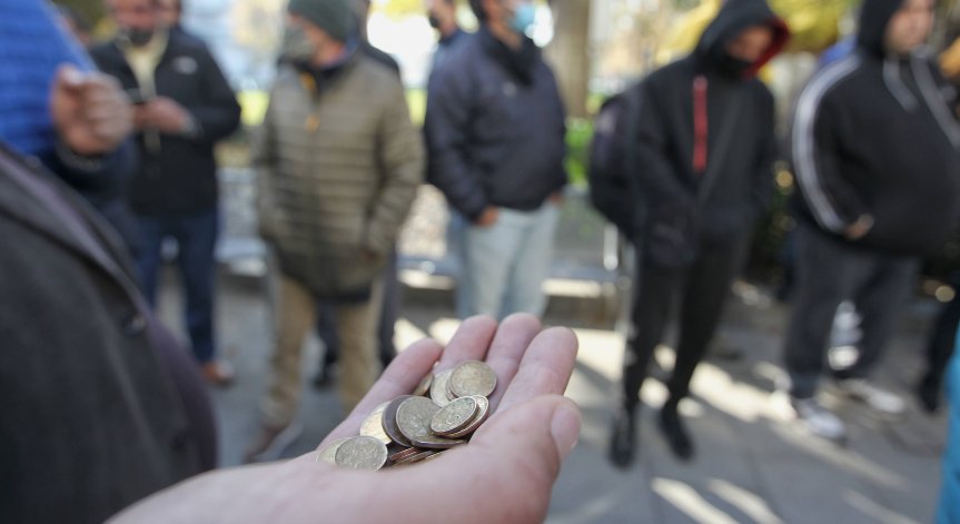 7 от 10 българи теглят кредит, за да си покрият сметките