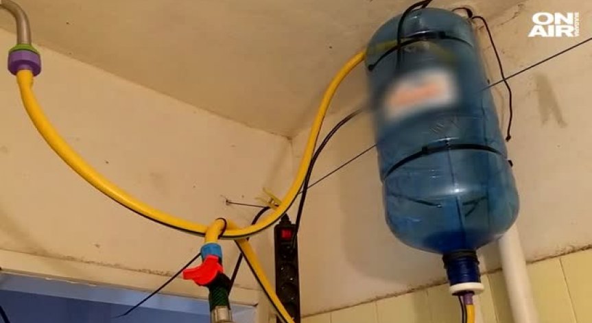 Мръсни и яростни, На Изток ухая... липсата на топла вода в София