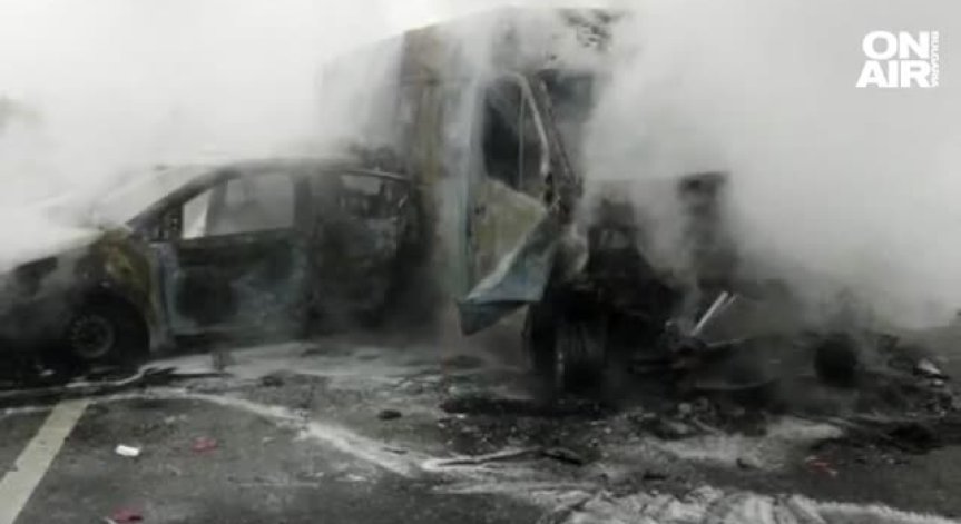 Нова жертва на пътя: Край Пазарджик се удариха две коли и микробус