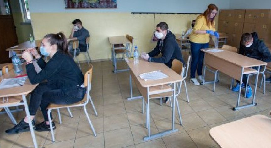 По-вероятно е децата да се заразят на семейно събиране, отколкото в училище