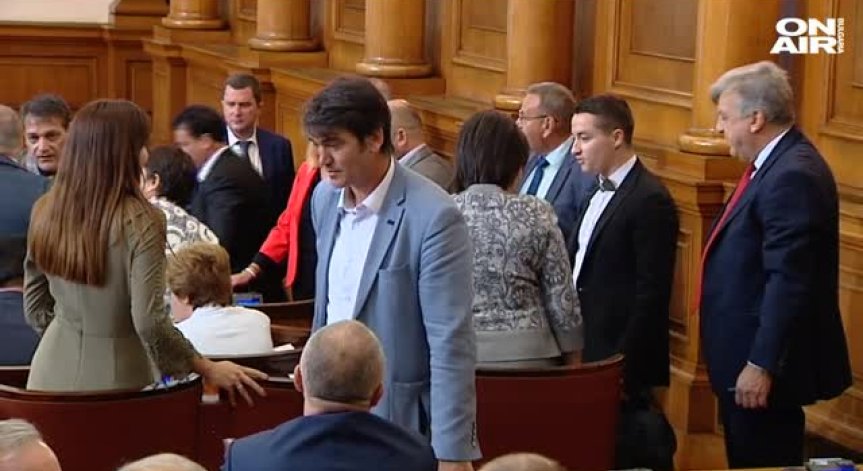 Висок тон и заплахи в парламента: Къде са Порожанов и Радев?