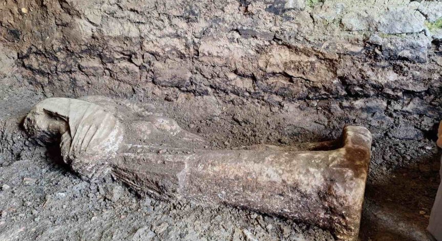 Новата статуя е открита на сантиметри от предходната.