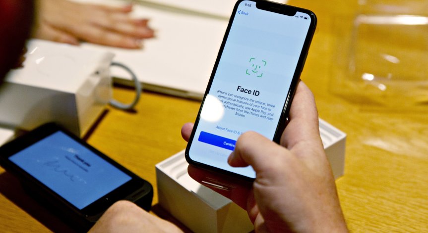 Лицевото разпознаване на iPhone ще засича и хора с маски